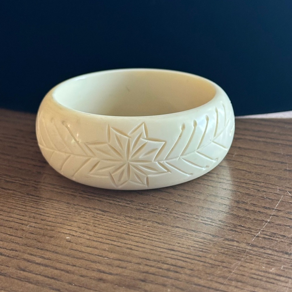 Vintage‎ Carved Cream Bangle Bracelet Floral Starburst Chunky Ivory Tone 2.5in
